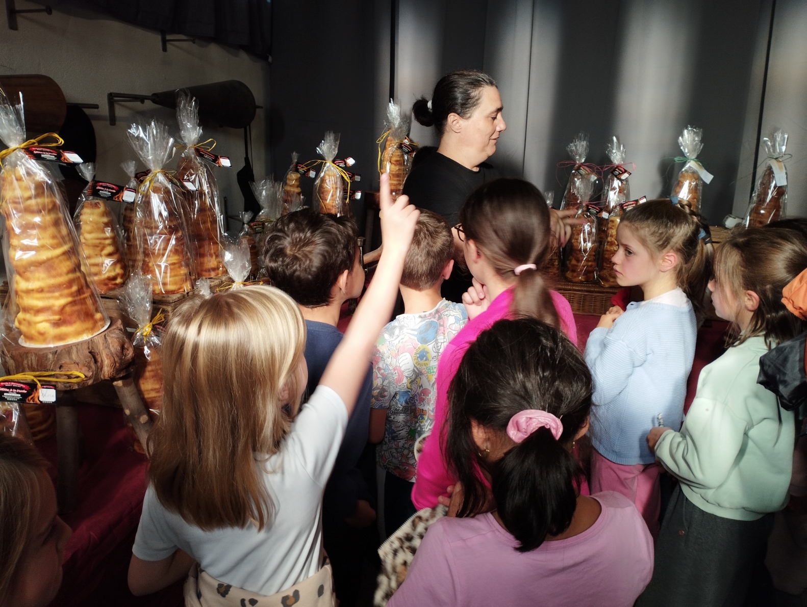 Lire la suite à propos de l’article Sortie des enfants de l’école publique au fournil du village 